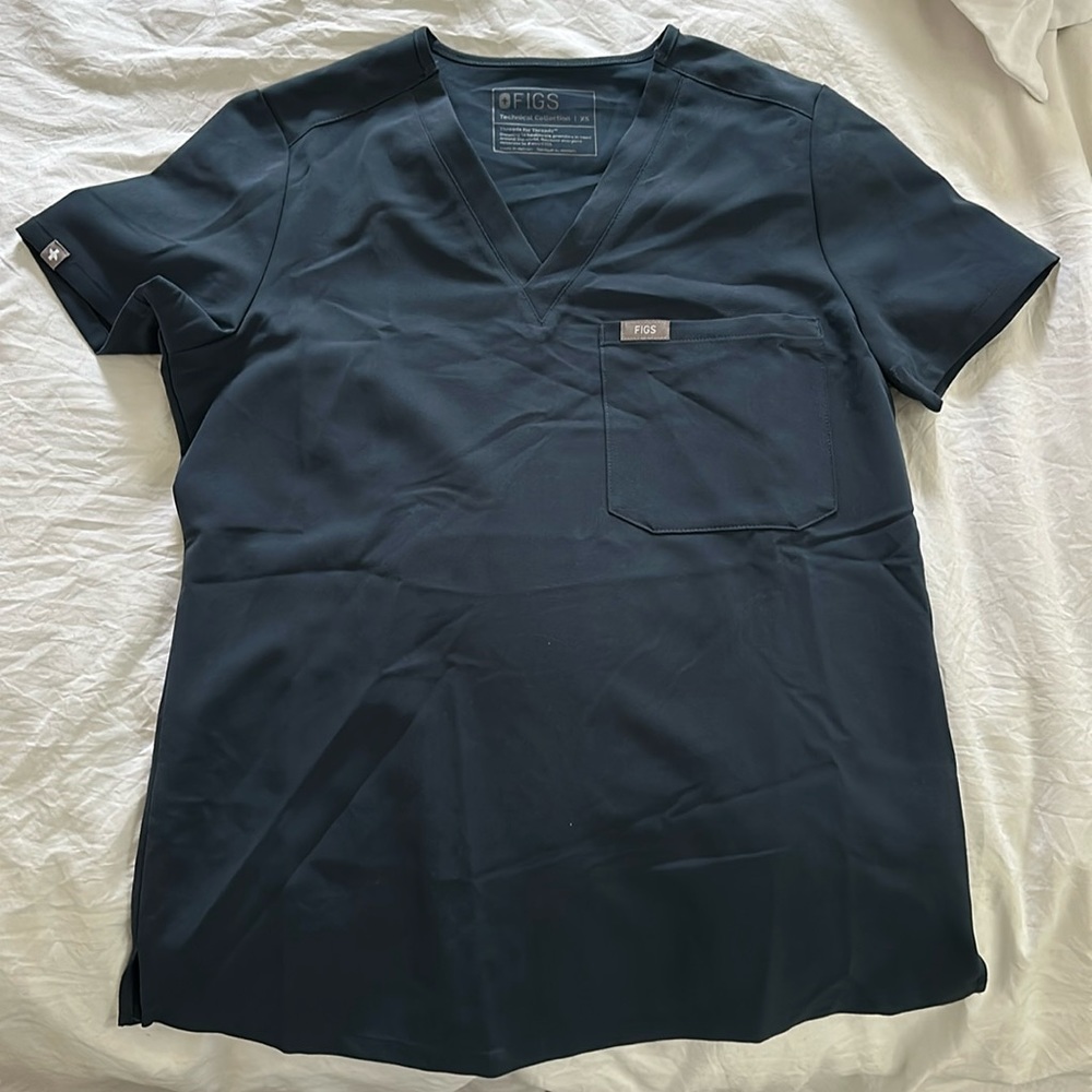 Figs Katarina One Pocket Scrub Top. COLOR DARK HARBOR. Size XS.